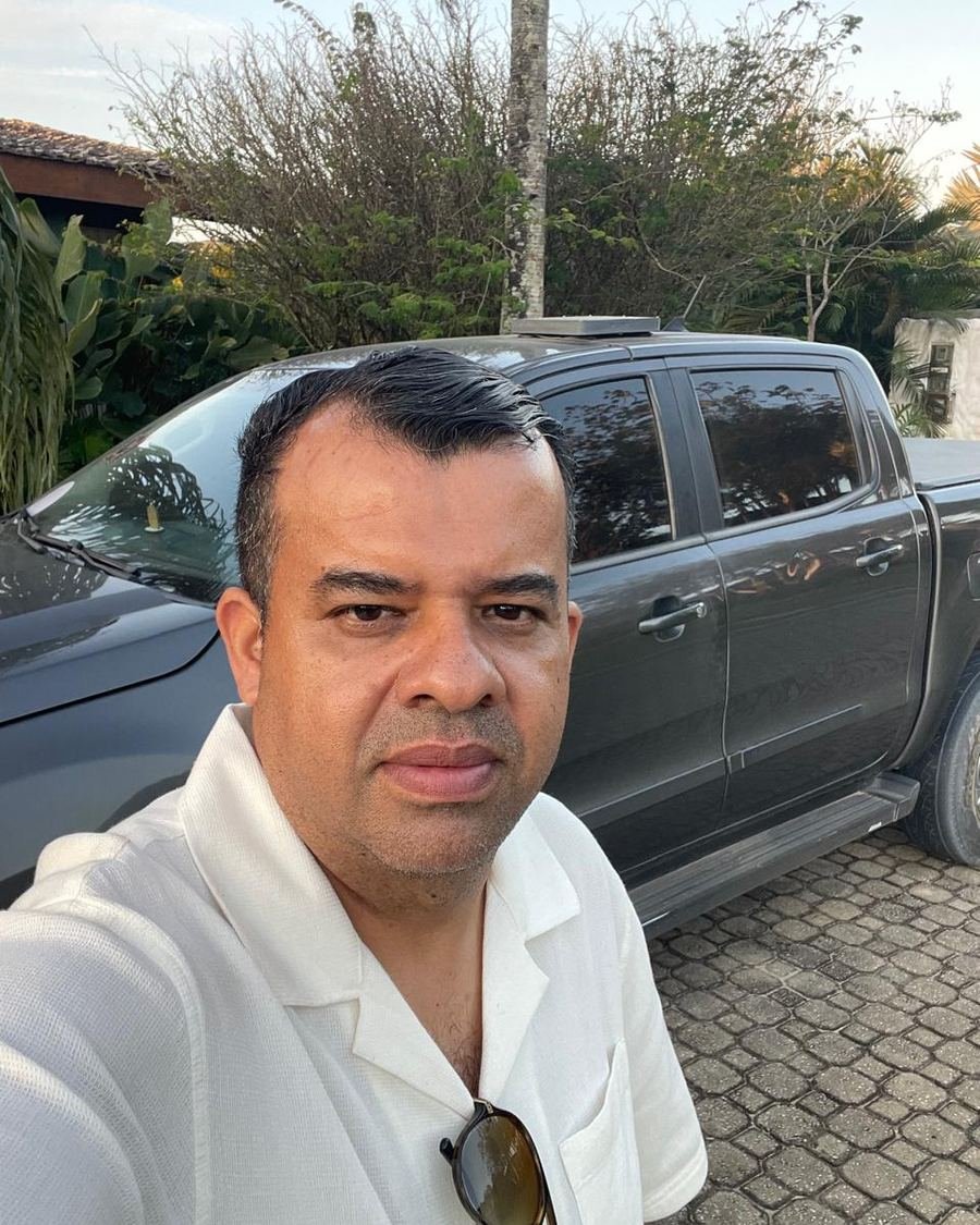 Felipe Carvalho ao lado da Ford Ranger da Transfer Trancoso