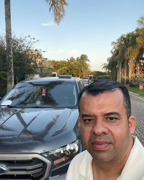 Felipe ao lado da Ford Ranger